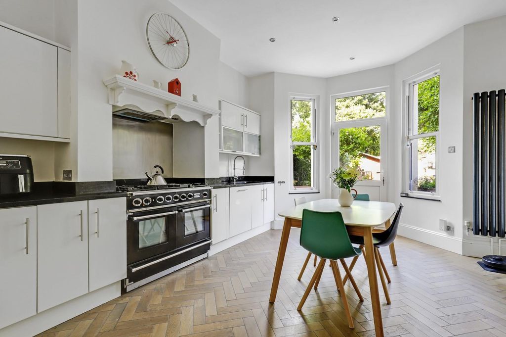 Property photo 3 of 20 15-4822Jhpropworld - 124 Venner Road - 10.Jpg