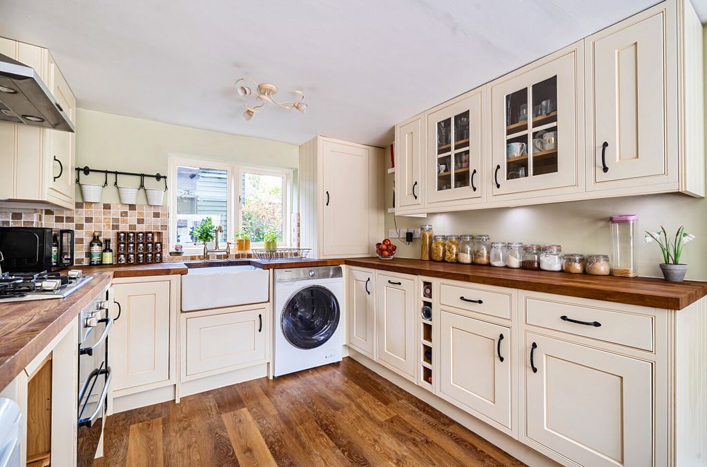 Property photo 2 of 18 Kitchen