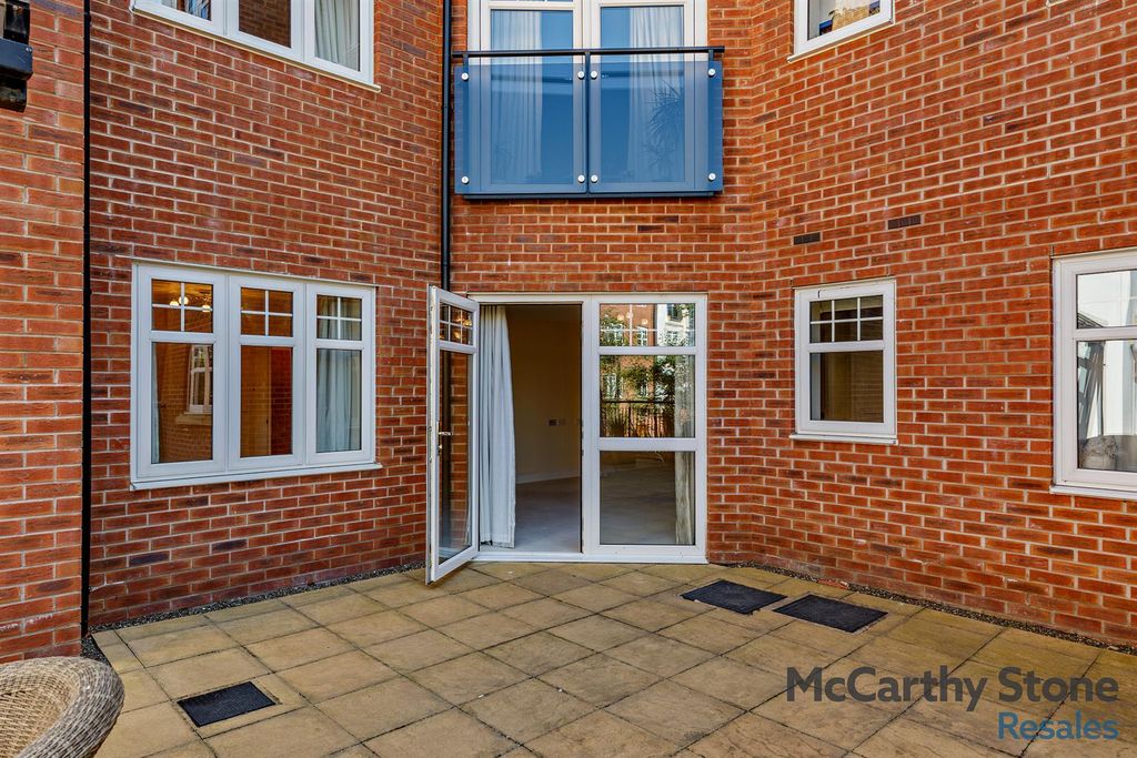 Property photo 2 of 19 Stiperstones Court