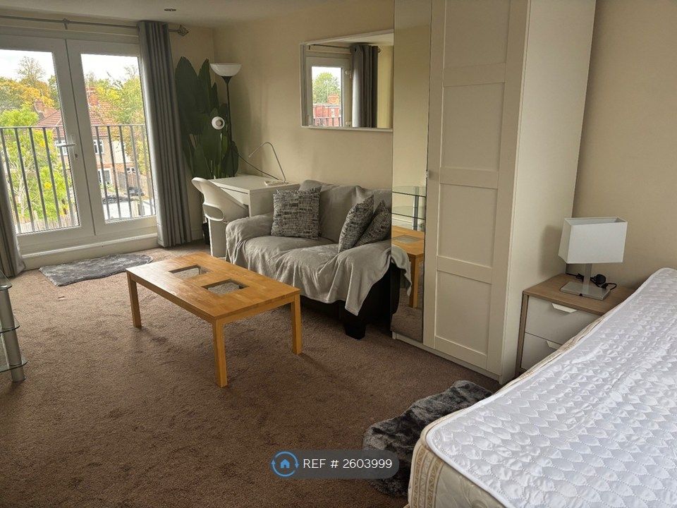 Property photo 2 of 11 Loft Room Top Floor With En-Siute