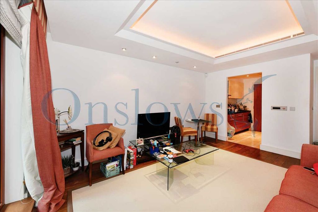 Property photo 3 of 11 Lounge