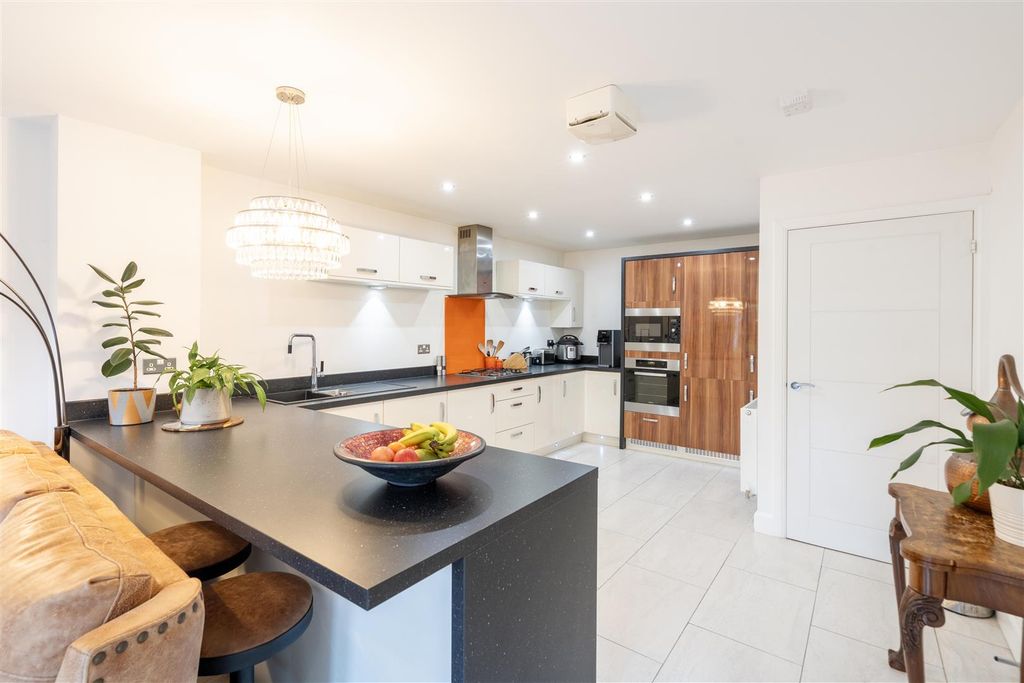 Property photo 3 of 12 Kitchen