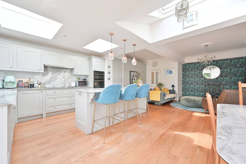 Property photo 3 of 28