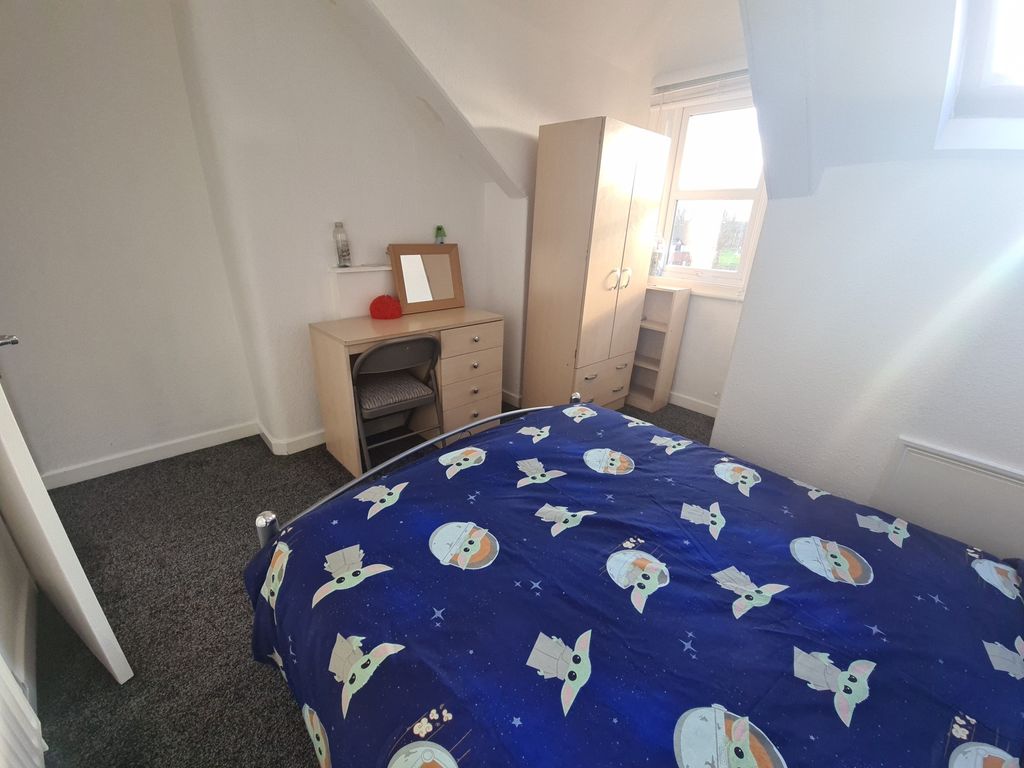 Property photo 2 of 8 A Cozy Double Bedroom Featuring A Comfortable Bed ...