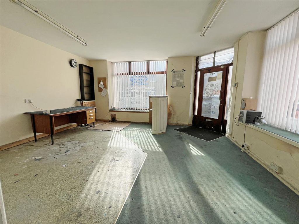 Property photo 3 of 16 3 - Mixed-Use Investment For Auction, Kingswood.Jp