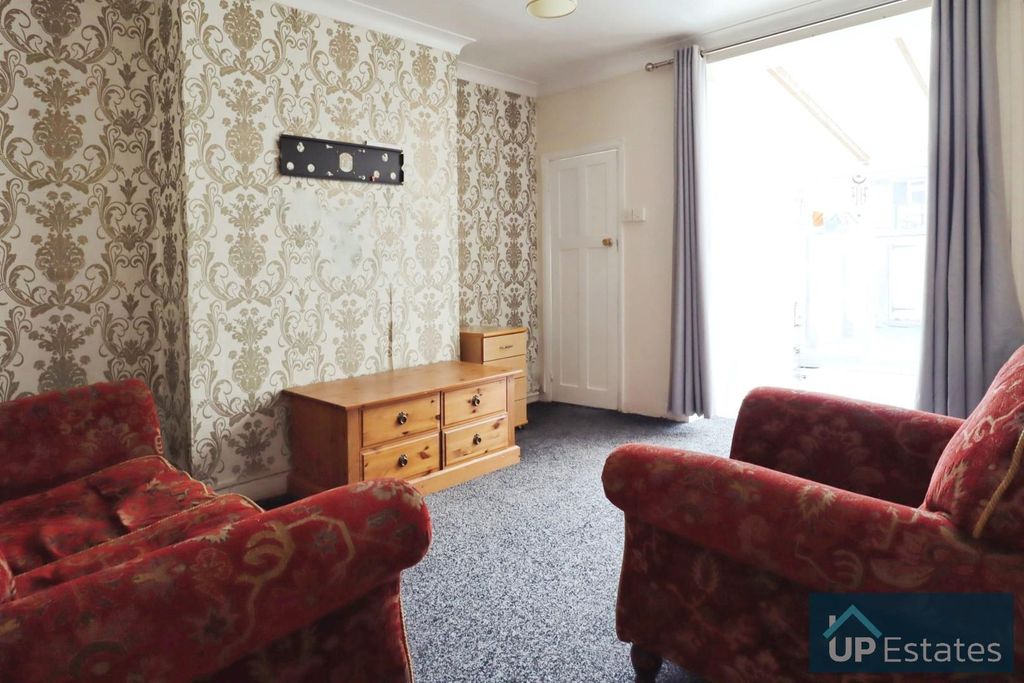 Property photo 2 of 11 Lounge