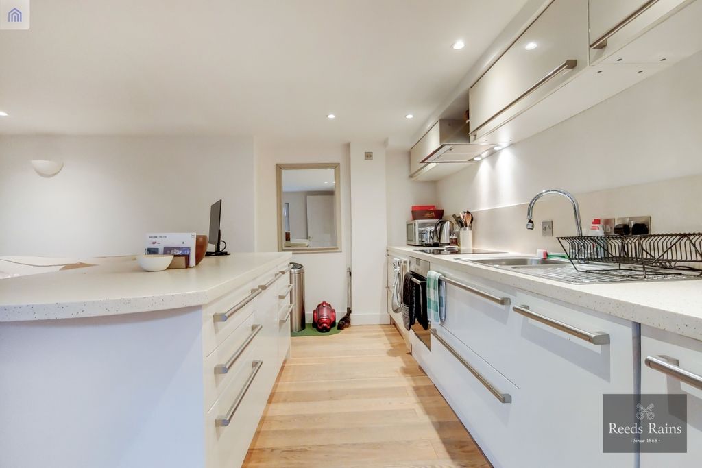 Property photo 2 of 10 Kitchen