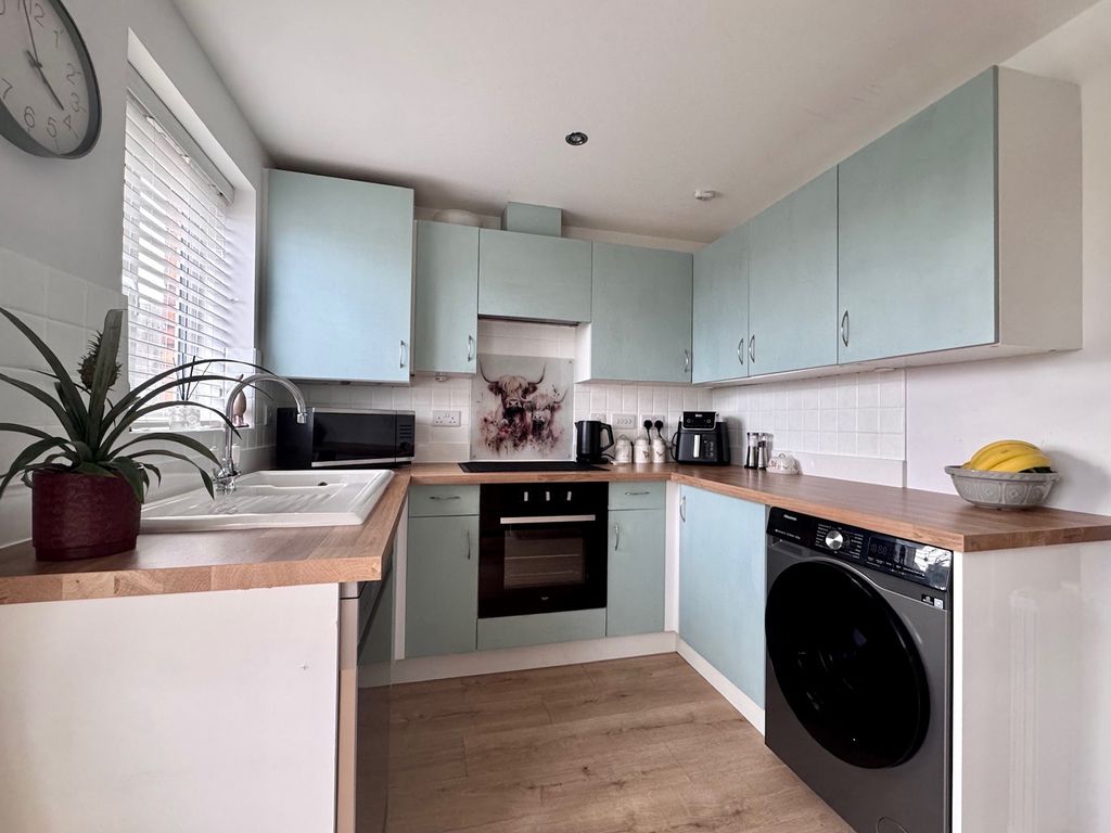 Property photo 3 of 17 Kitchen