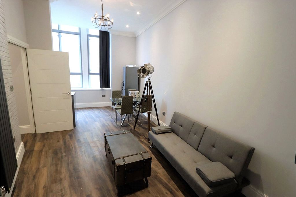 Property photo 3 of 7 Lounge