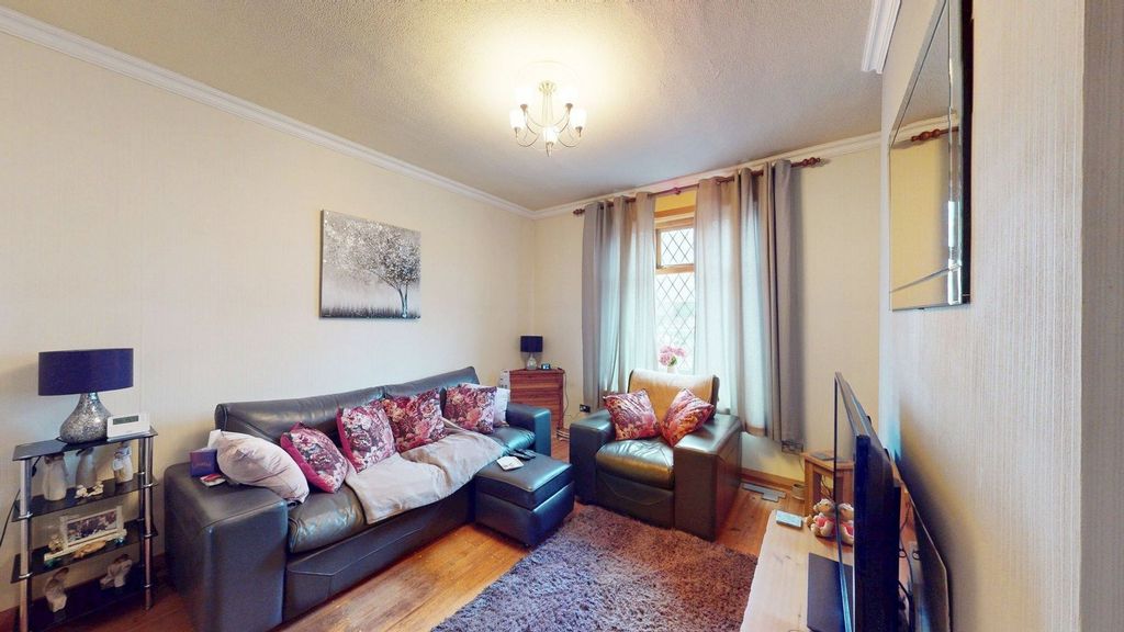 Property photo 3 of 12 Lounge