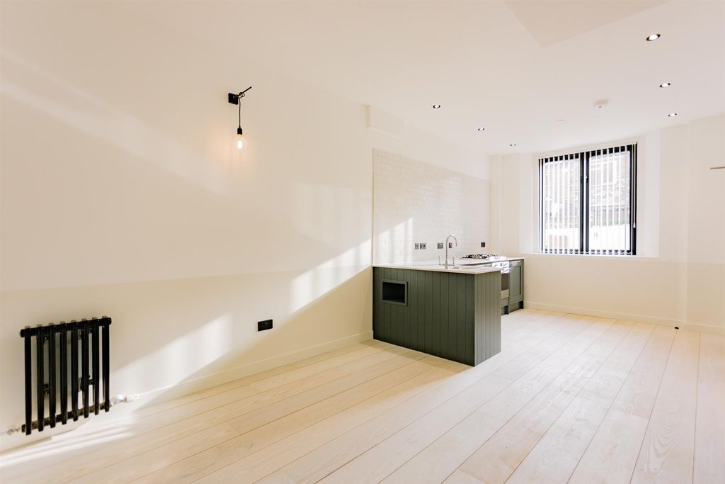 Property photo 2 of 15 1920Px_Mb_Number 20_Fonthill Mews_23.Jpg