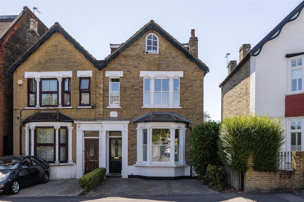 Property photo 1 of 42 Chelmsford Road, E18