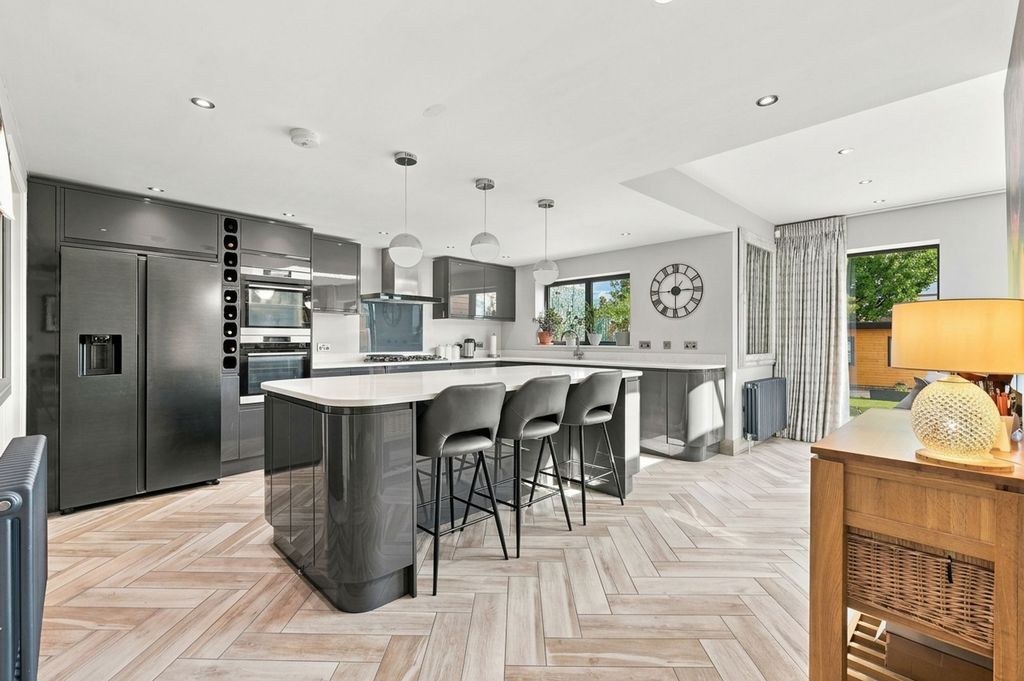 Property photo 2 of 25 Large Family Kitchen