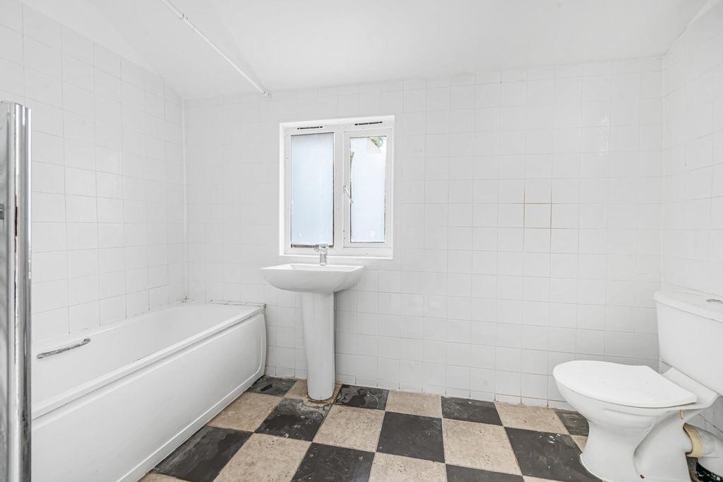 Property photo 3 of 17 Bathroom