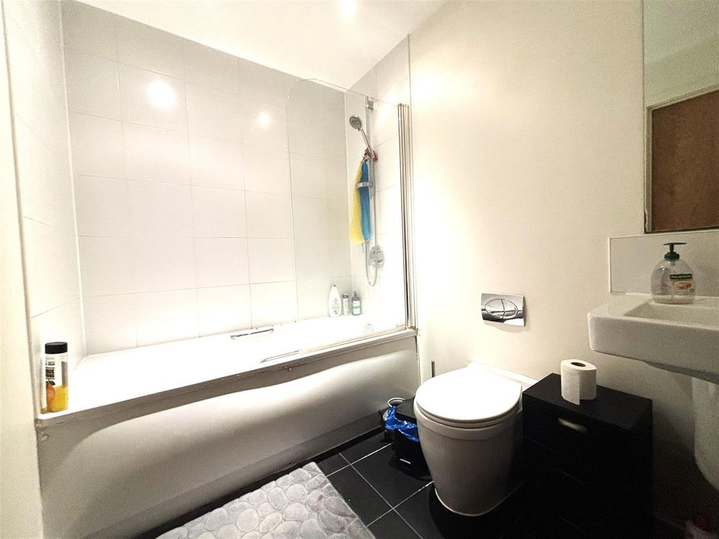 Property photo 2 of 7 Bathroom