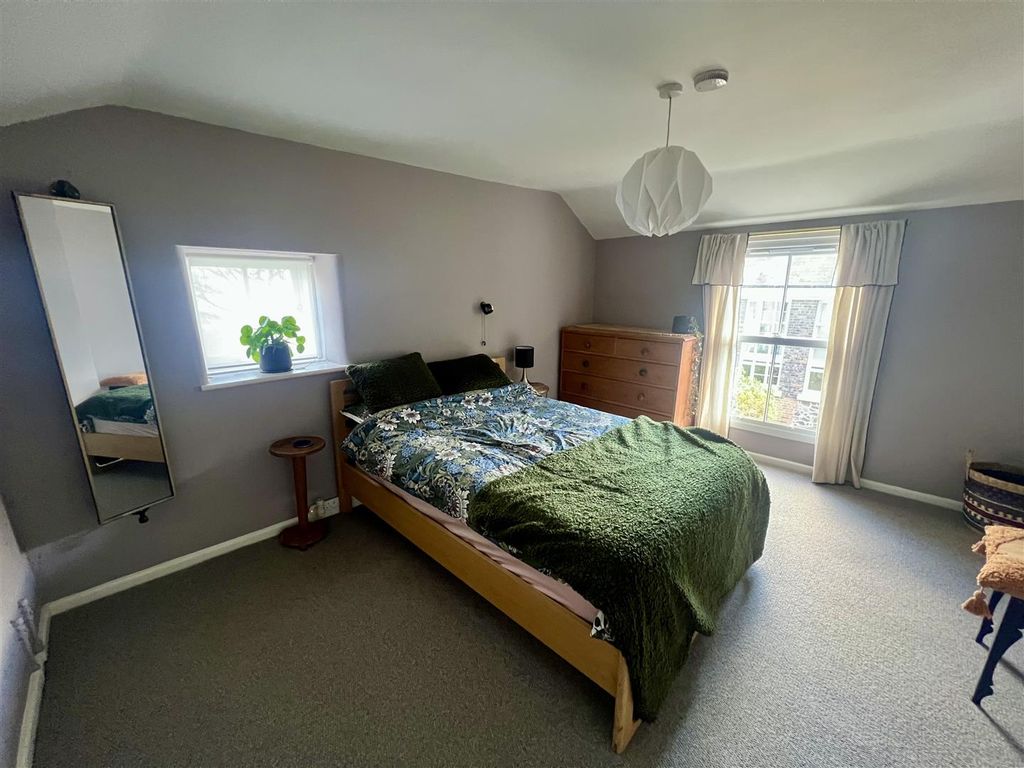 Property photo 3 of 27