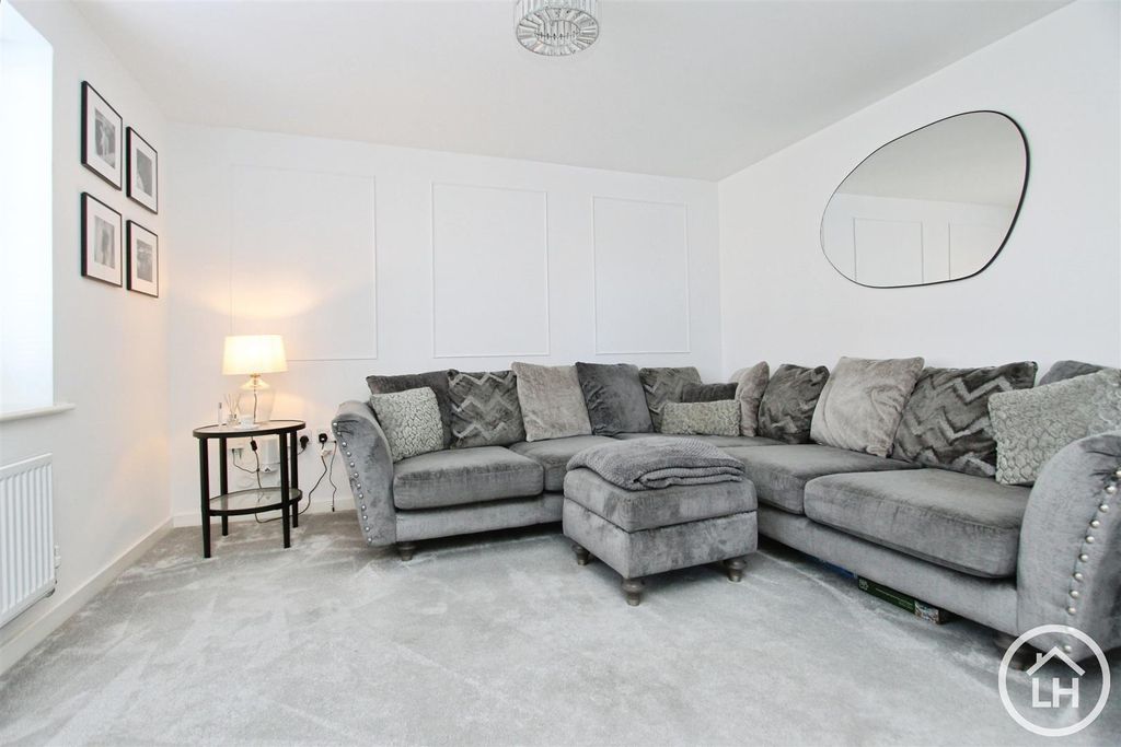 Property photo 2 of 12 Lounge