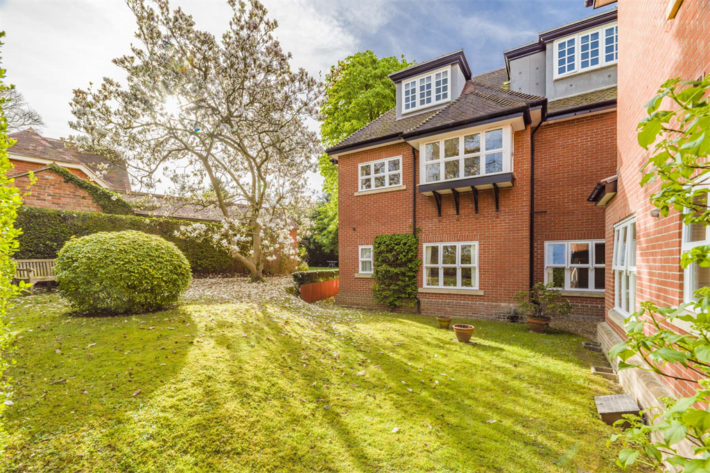 Additional image 11 of 3 bed flat for sale12 Court Gardens, Goring On Thames RG8