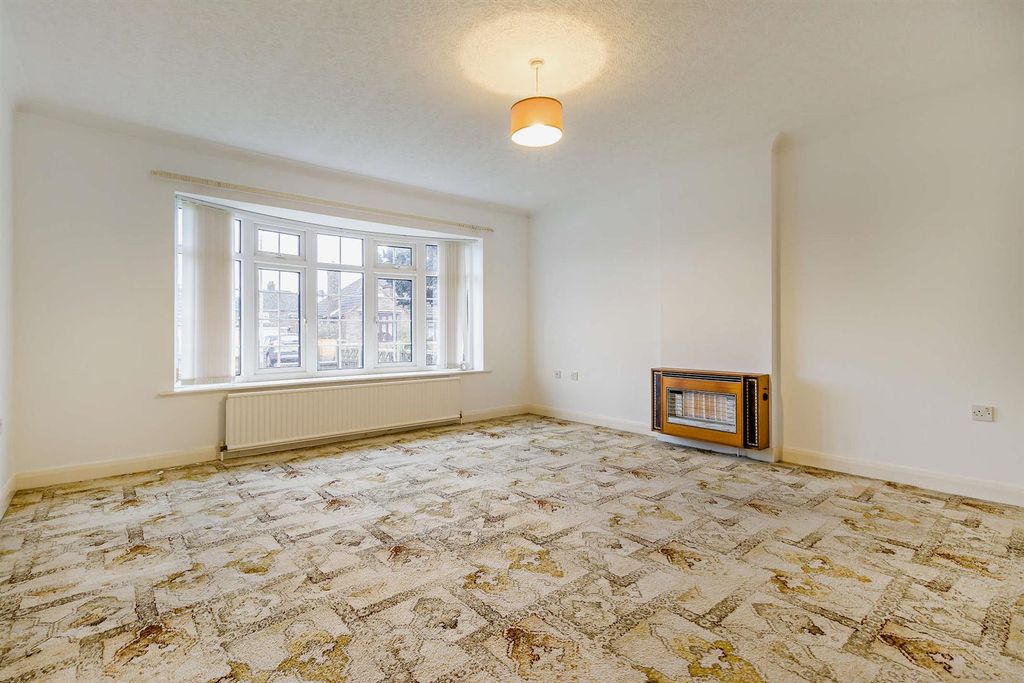 Property photo 2 of 9 8673551-Interior05-800.Jpg