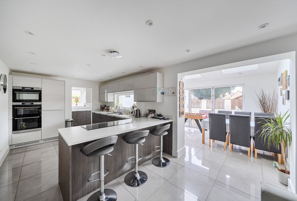 Property photo 2 of 22 1387112-10-694000...