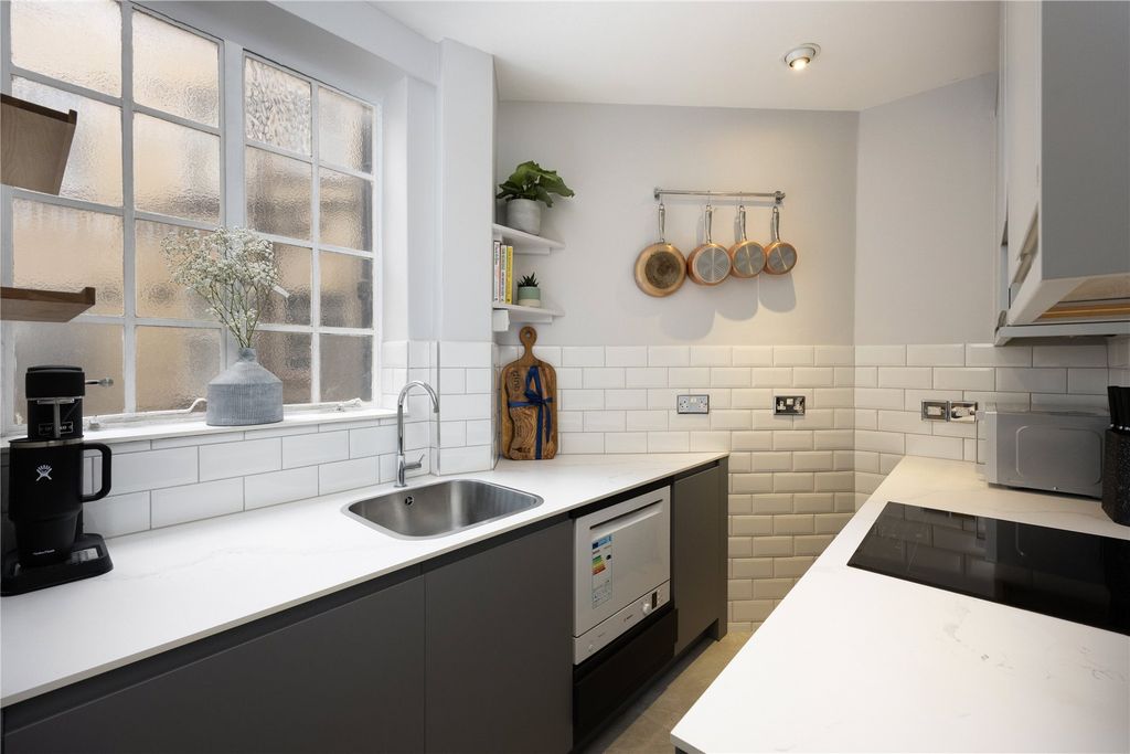 Property photo 3 of 10 Kitchen