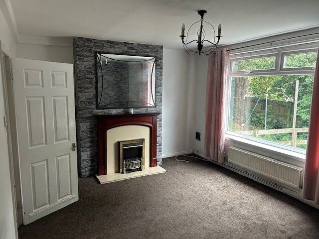 Property photo 3 of 11 Livingroom