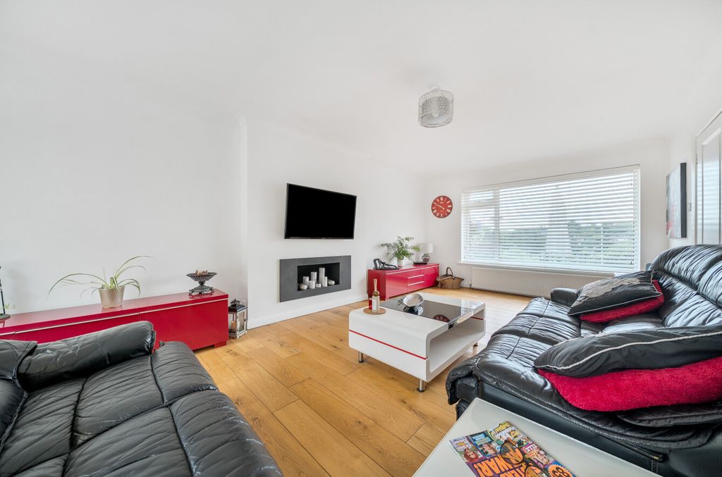 Property photo 3 of 16 1484576-12-6A4388...