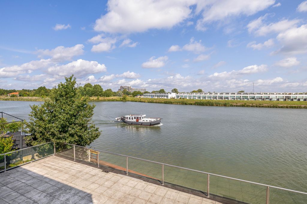 Property photo 3 of 123