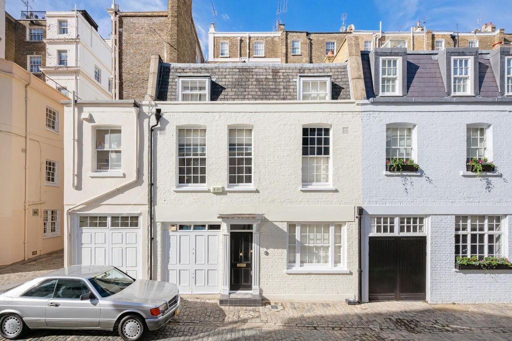Property photo 1 of 14 16 Eaton Mews North Hi-13.Jpg