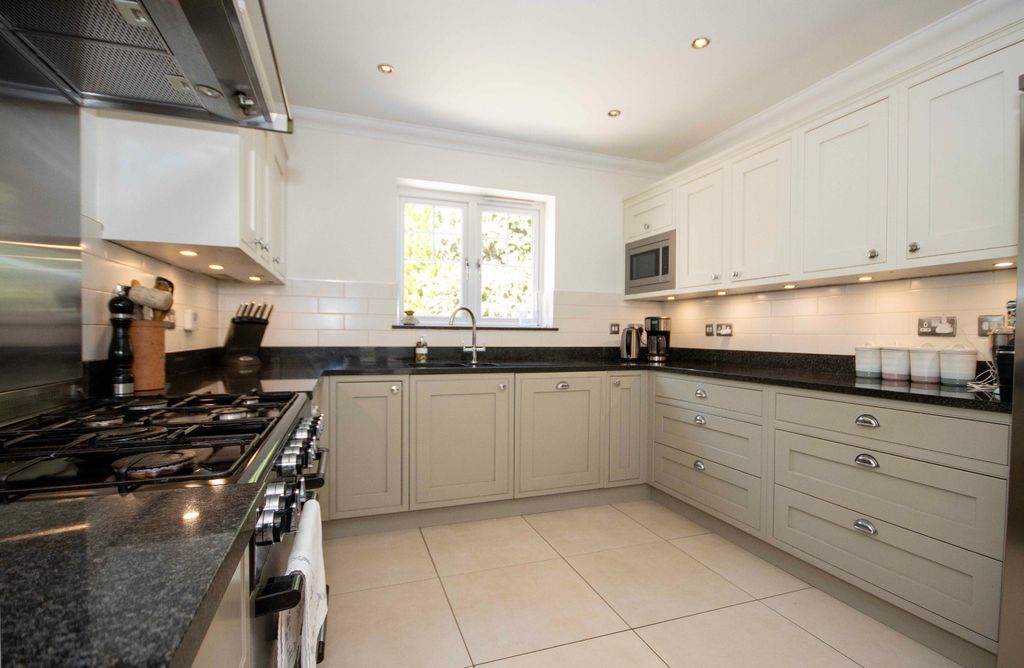 Property photo 2 of 22