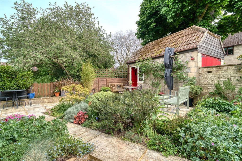 Property photo 3 of 11 Garden/Garage