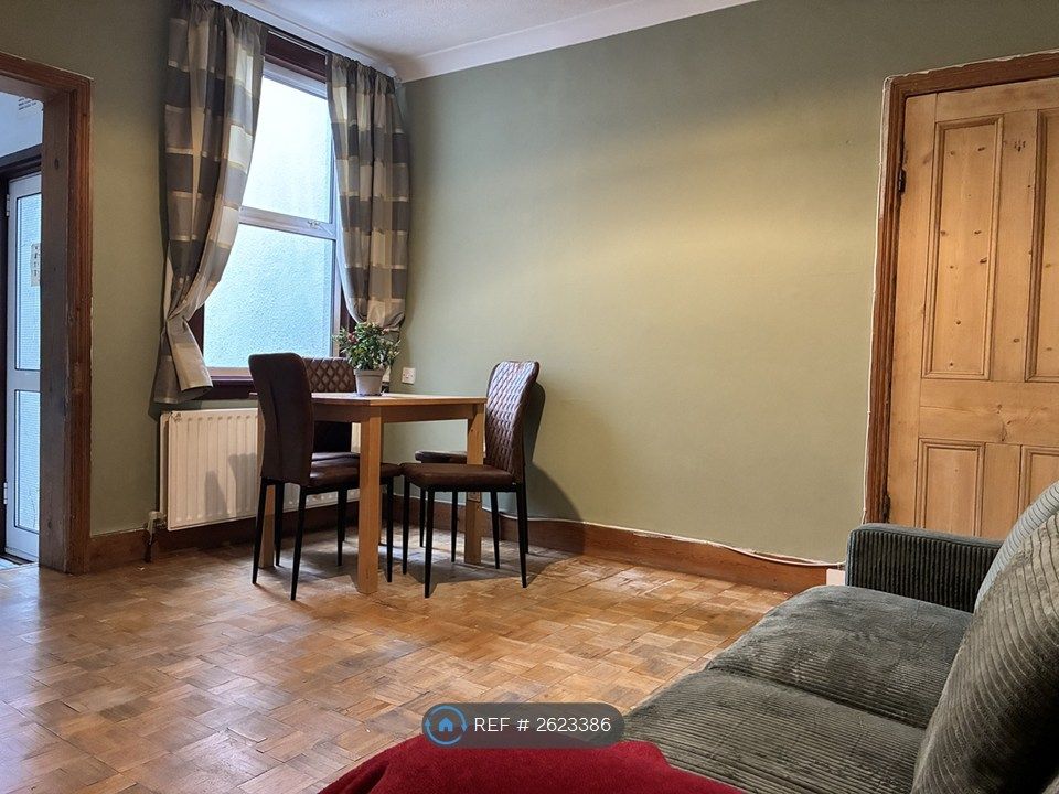 Property photo 2 of 10 Spacious Bright Living Room