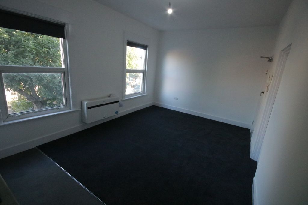 Property photo 1 of 6 Newly Refurbished One Bedroom Flat With Air Conditioning And Electric Heating.