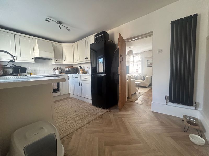Property photo 3 of 10 Kitchen