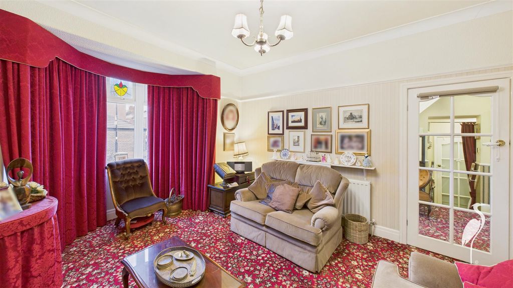 Property photo 3 of 34 Lounge