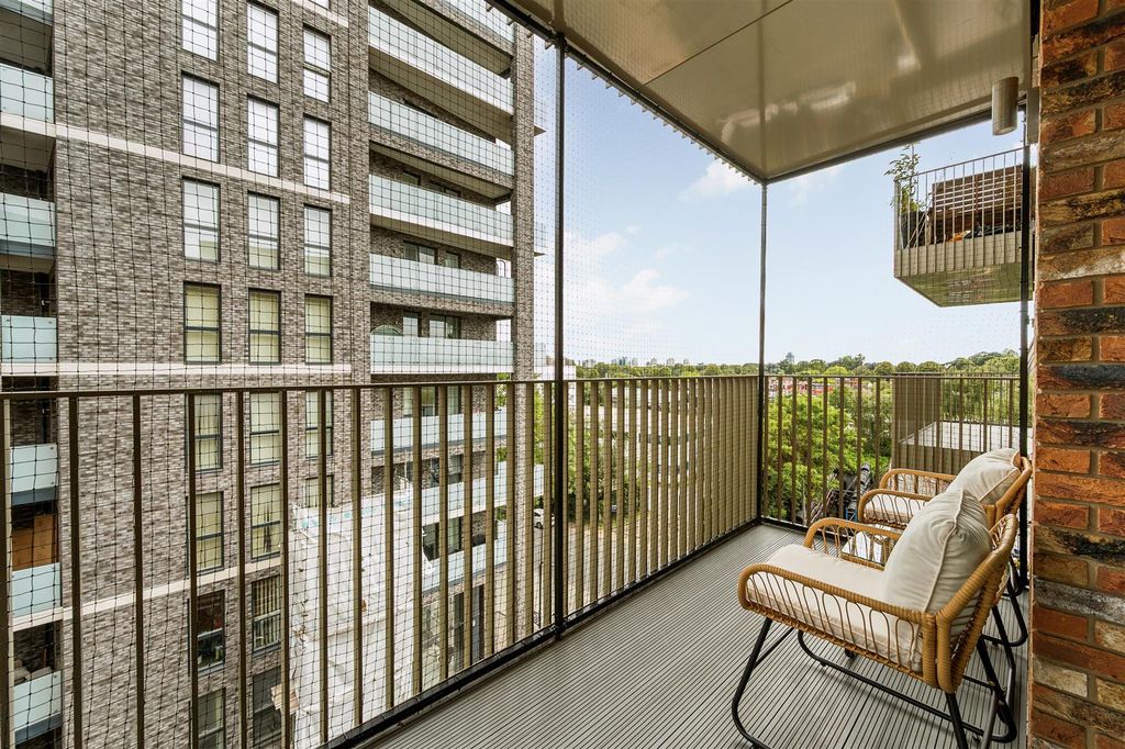 Property photo 3 of 16 25 Holcombe Court-8.Jpg