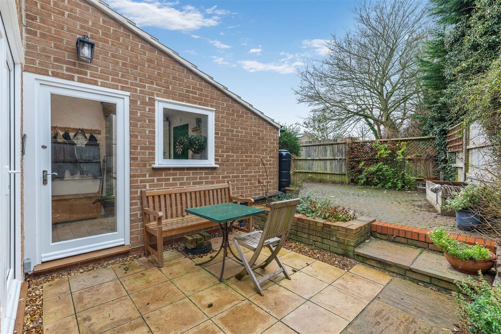 Property photo 3 of 22 12 Manor Close, Great Bourton-18.Jpg