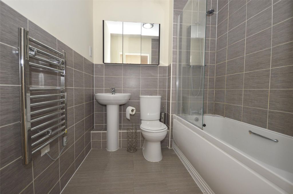 Property photo 3 of 14 Bathroom