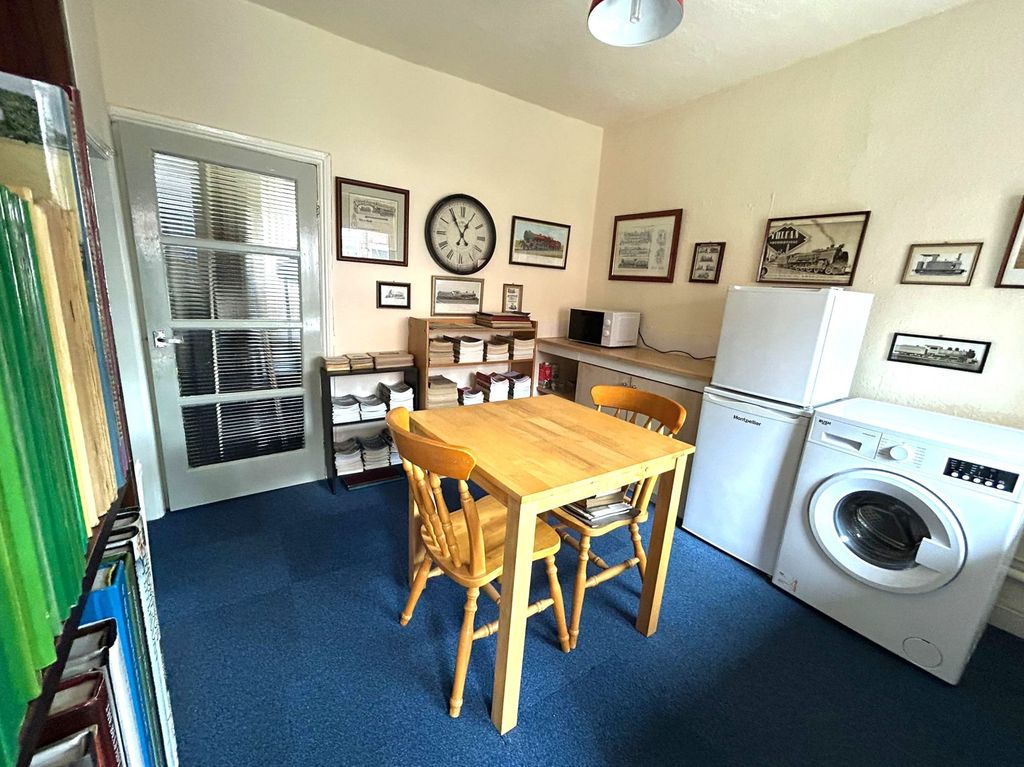 Property photo 3 of 11 Kitchen