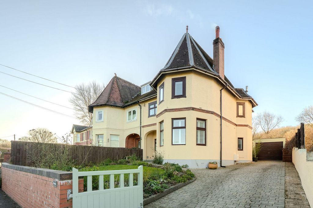 Property photo 2 of 47