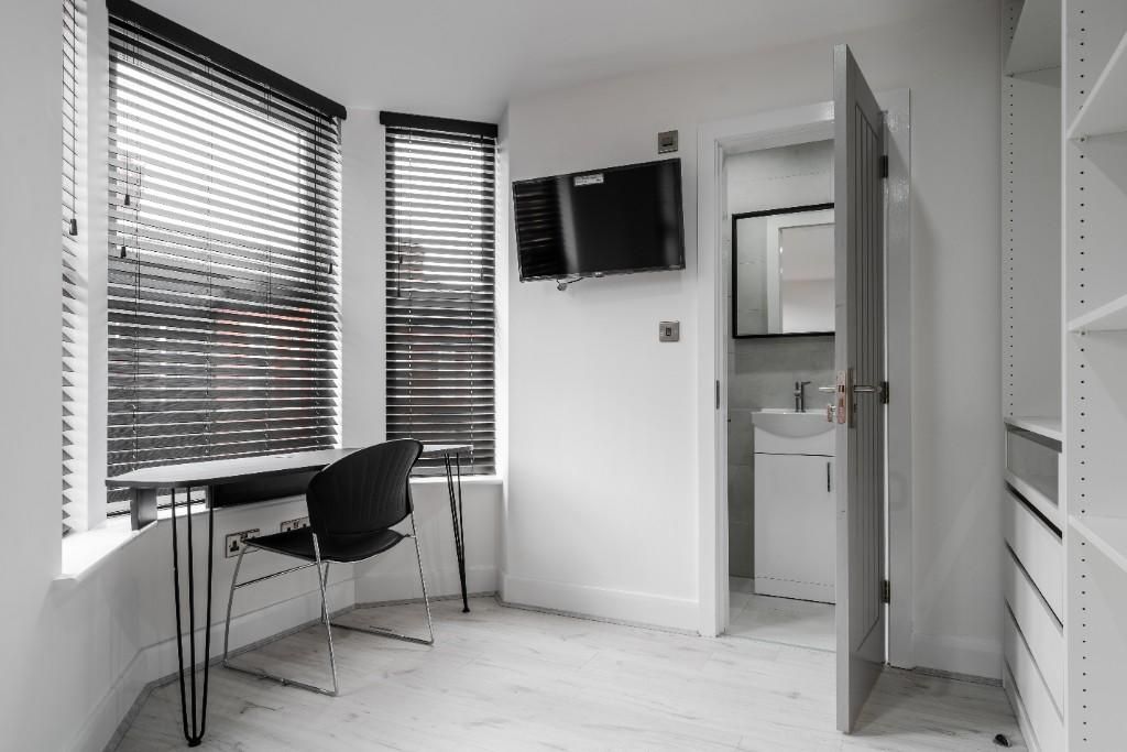 Property photo 3 of 12 A Well-Maintained Bathroom Featuring A Large Bath,...