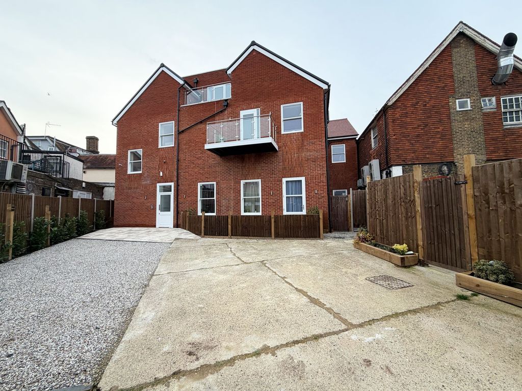 Property photo 1 of 8 Old Harlow Apartments CM17