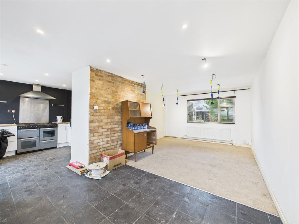 Property photo 2 of 11 Cam02435G0-Pr0118-Still007.Jpg