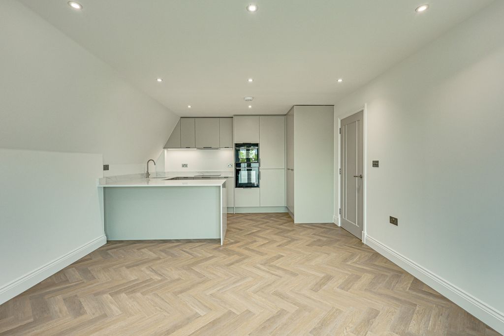 2 bed flat for saleHall Crescent, Benfleet SS7 photo 5