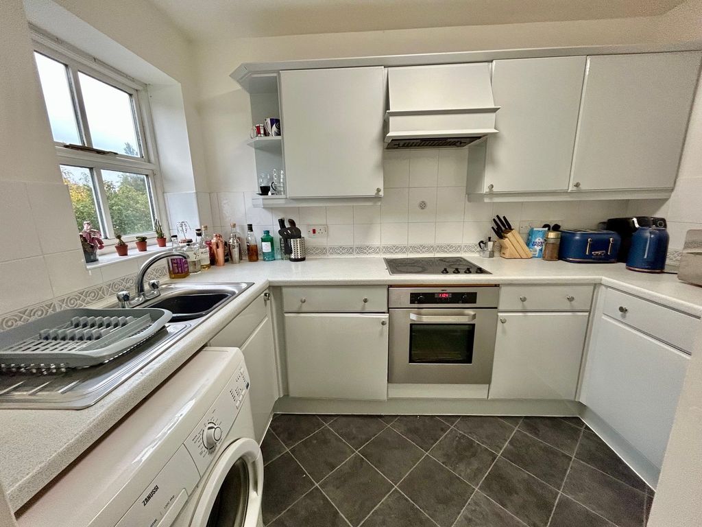 Property photo 3 of 11 Kitchen