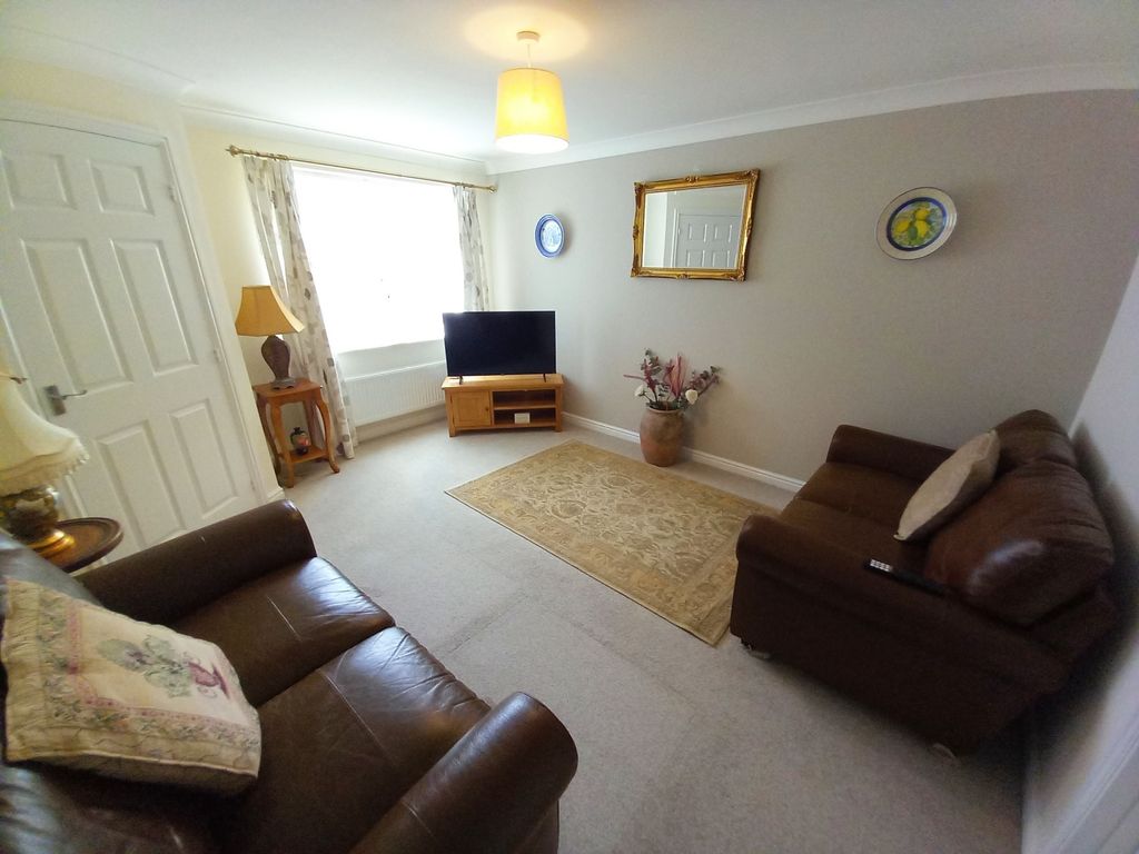 Property photo 3 of 14 Lounge