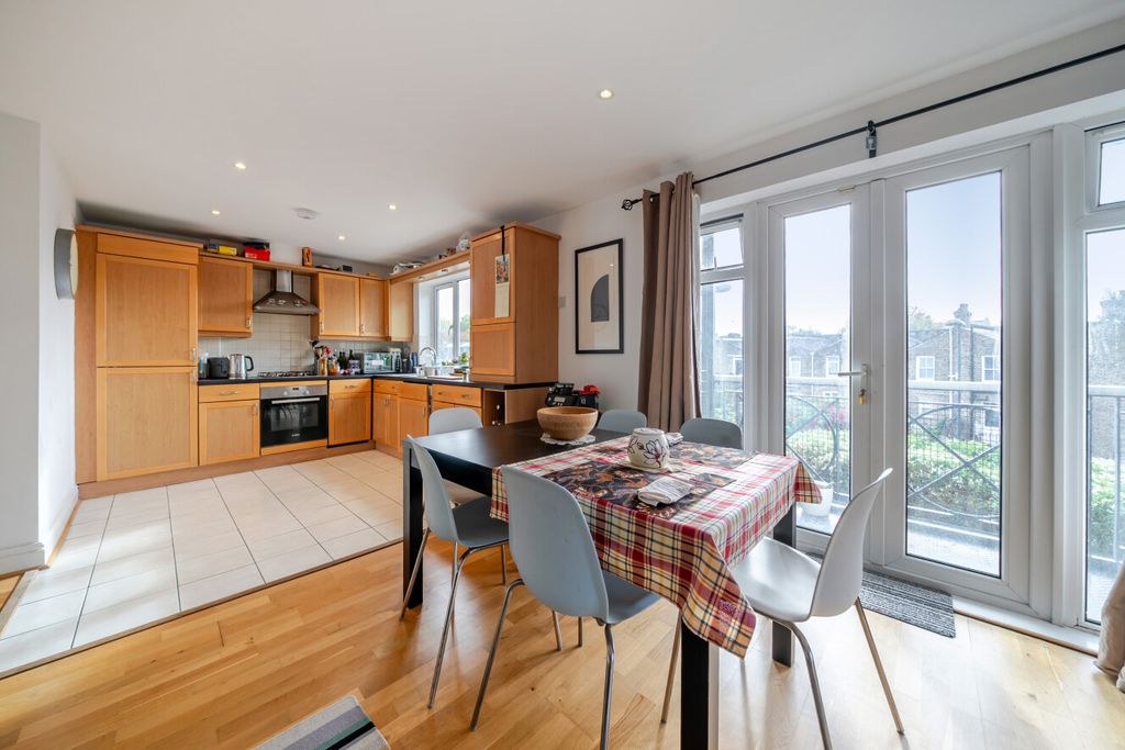 Property photo 2 of 13 1536570-13-6Ad1Fc...