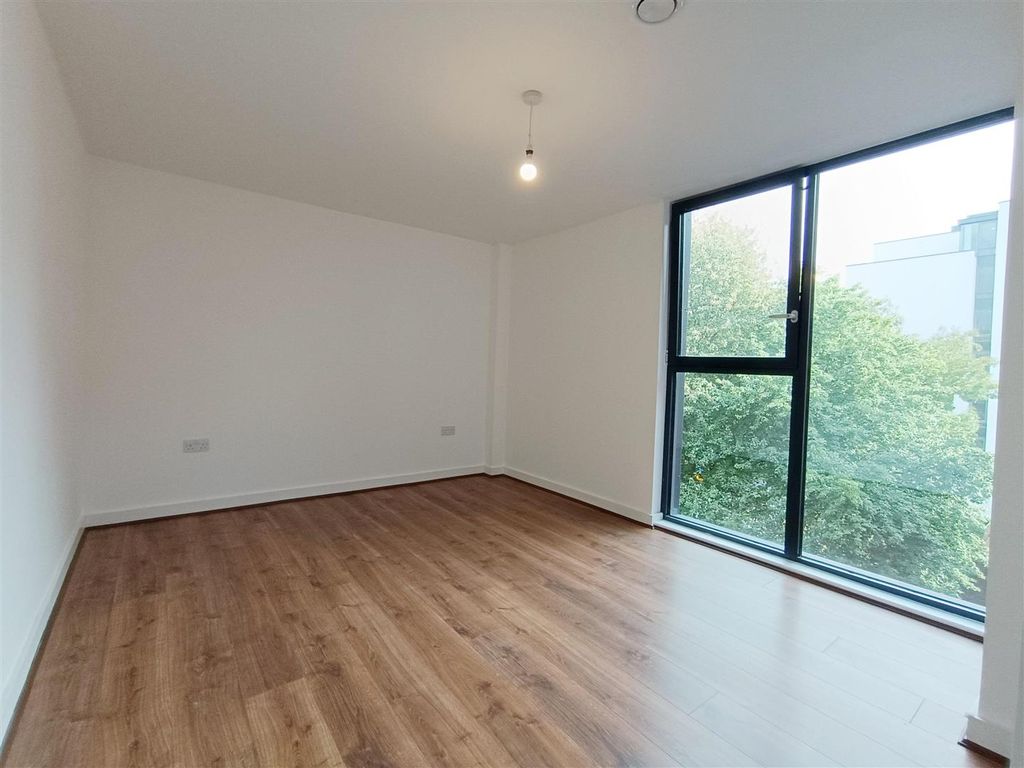 Property photo 3 of 8 Bedroom.Jpeg