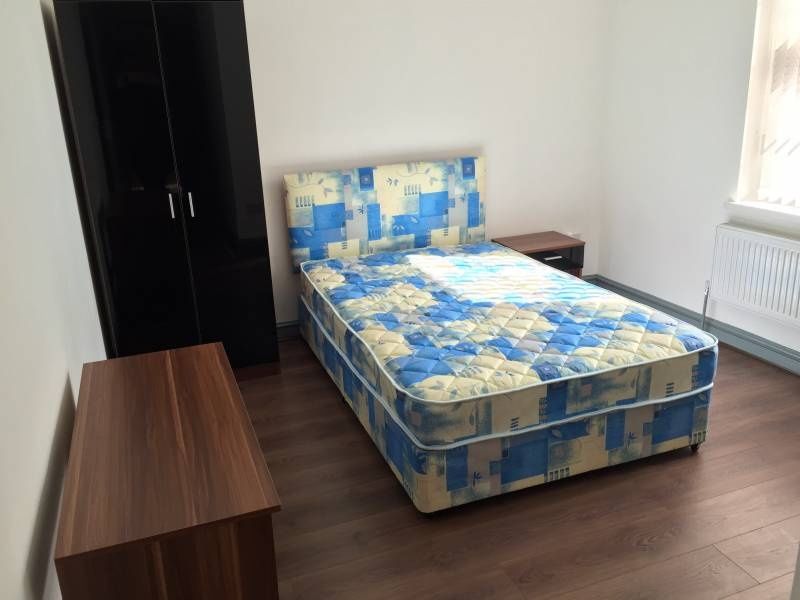 Property photo 3 of 8 Bright, Simply Furnished Double Bedroom With A Pat...