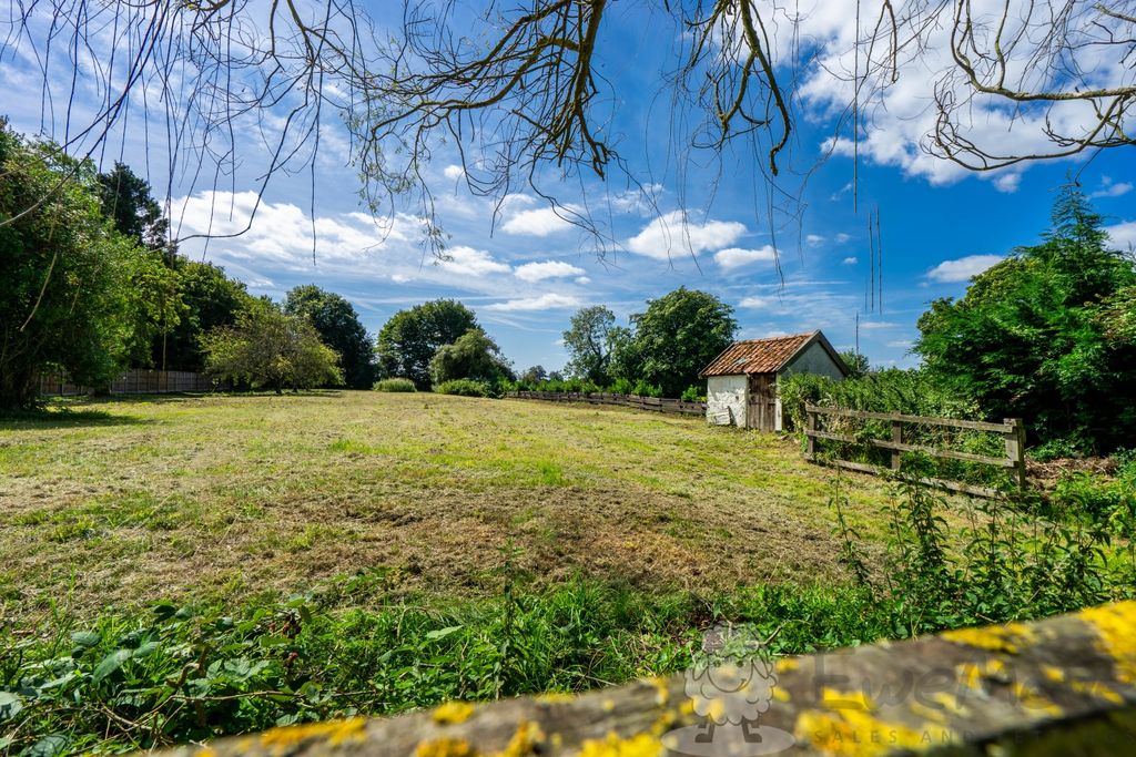 Property photo 3 of 12 Paddock